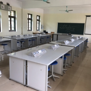 Lưu Ý Khi Chọn Mua Bàn Thí Nghiệm Bằng Inox tại Đà Nẵng